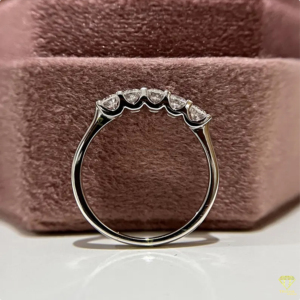 Elegante Anillo de Boda Apilable con Diamantes para Mujer en Diseño Contemporáneo - Product Image 3