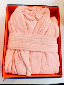 Robe de chambre longue en polaire corail rose de luxe pour femme, avec logo sur le devant, col en V, manches longues, douce, ceinturée, pour la maison, le spa, le printemps - Product Image 2