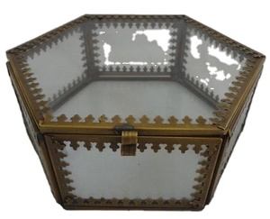 Caja de Joyería Metálica Hexagonal con Paneles de Vidrio y Tapa con Bisagras, Diseño Clásico para Almacenamiento - Product Image 1