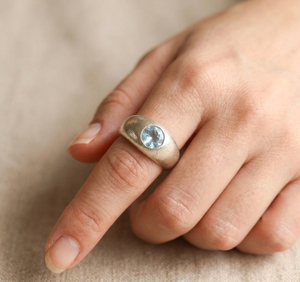 Bague en topaze bleue naturelle 1 carat, argent sterling 925, sertie clos, faite à la main, bande bombée, certifiée IGI, bijoux unisexe pour mariage et fête - Product Image 6
