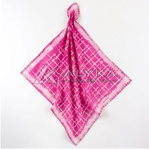 Bandana en soie de luxe OEM, forme carrée, motif nœuds, unisexe, à porter toute l'année, haute qualité - Product Image 3