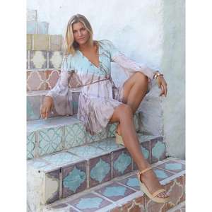 Robe courte bohème tie-dye pour femme, col en V profond, manches longues, ourlet à volants, robe courte d'été pour la plage - Product Image 4