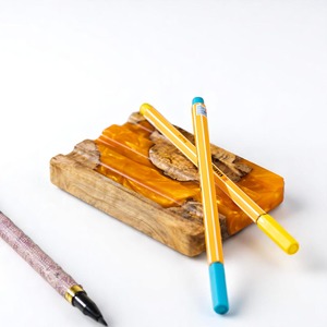 Portalápices de resina epoxi y madera hecho a mano, organizador de escritorio, accesorio de oficina único y regalo de graduación pintado a mano - Product Image 4