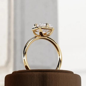 Bague de fiançailles élégante en or jaune 18 carats avec diamant de laboratoire taille Asscher et ensemble boussole, certifiée IGI, tendance et moderne pour femme - Product Image 4