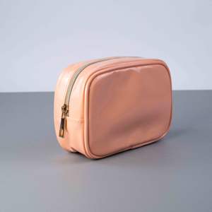 Sac de voyage innovant protégé par brevet pour les cosmétiques et l'organisation des soins de la peau - Product Image 2