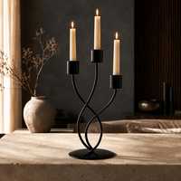 Candélabre minimaliste en métal torsadé noir avec revêtement poudré, 2 lumières, pour bougies coniques, idéal pour la décoration de table de mariage et de la maison