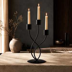 Candélabre minimaliste en métal torsadé noir avec revêtement poudré, 2 lumières, pour bougies coniques, idéal pour la décoration de table de mariage et de la maison - Product Image 1