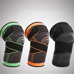 Genouillère de compression élastique noire avec surpiqûres vertes et orange, protection sportive unisexe - Product Image 1