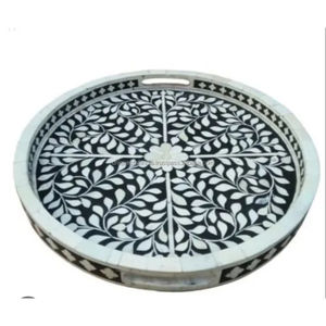 Plateau décoratif artisanal de qualité supérieure, noir et blanc, incrustation d'os, motif floral, plateau de service, motif floral, poignées latérales polies - Product Image 1