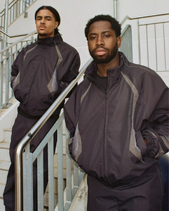 Ensemble de survêtement streetwear deux pièces en nylon froissé et polyester, comprenant une veste coupe-vent et un pantalon de jogging léger - Product Image 5