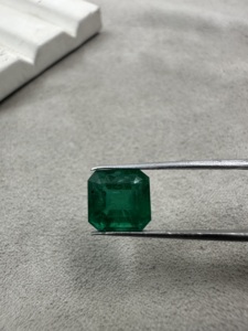Émeraude zambienne naturelle vert vif de qualité supérieure, 4,31 carats, taille émeraude, pierre précieuse verte non montée pour la création de bijoux - Product Image 2
