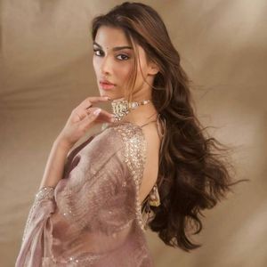 Sari en tissu premium Salsa Crush avec broderie complexe de fils et de paillettes et chemisier non cousu de créateur par Royal Export - Product Image 3