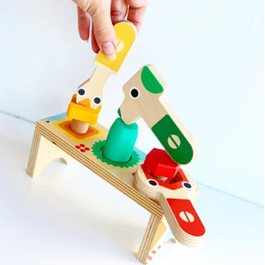 Mini-établi en bois avec outils, comprenant un marteau, une clé et des boulons, pour des jeux imaginatifs ; disponible à prix de gros. - Product Image 3