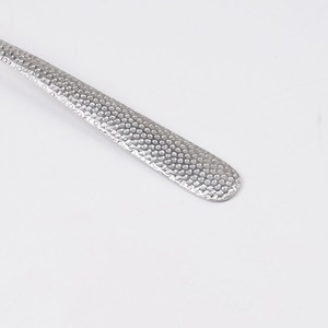 ช้อนสแตนเลสแบบมินิมอล ขัดเงาอย่างดี พร้อมด้ามจับมีลาย - Product Image 3