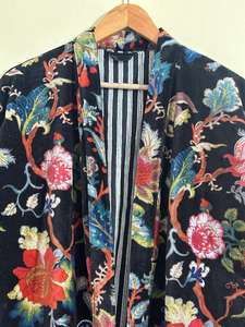 Kimono de terciopelo hecho a mano con estampado floral negro, estilo bohemio. - Product Image 2