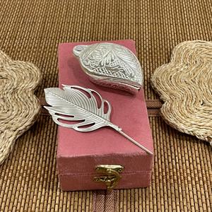 Bâtonnet de Tilak et Chopda en aluminium plaqué argent, faits à la main, en forme de mangue, avec boîte en velours - Cadeau de Thanksgiving sur le thème de l'amour - Product Image 3