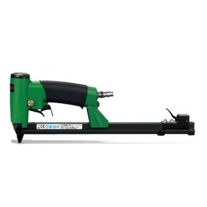 Grapadora de aire neumática automática APLUS 64/16ALM, cargador largo, escape trasero, gatillo doble, 64 clavadoras tipo grapa, categoría de producto - Product Image 1
