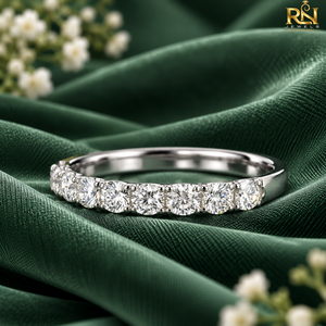 Élégante bague demi-éternité en or massif avec diamants de laboratoire taille brillant |   Bague de mariage unisexe en or fin à griffes partagées - Product Image 2