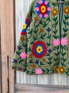 เสื้อแจ็คเก็ตบอมเบอร์ราชสถาน |   ผ้าฝ้ายปักลายซูซานีแบบดั้งเดิม เป็นมิตรกับสิ่งแวดล้อม ใช้ได้สองด้าน |   ชุดลำลองสำหรับรีสอร์ทสุดหรู |   ของขวัญวันเกิดสุดพิเศษ - Product Image 4