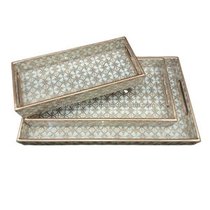 Nouveau plateau en bois imprimé moderne avec finition dorée Décoration intérieure Revêtement époxy Kalavastu TRG26 pour utilisation dans la chambre Style vacances de Noël - Product Image 4