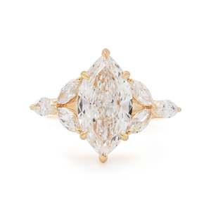 Bague de fiançailles en diamant de laboratoire taille marquise 3 carats, or jaune 14 carats, style Art Nouveau, inspirée de la nature, avec grappe de marquises - Product Image 4