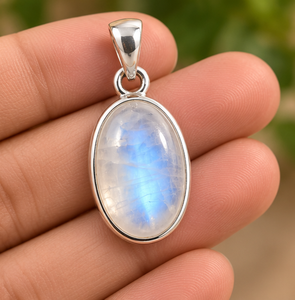Pendentif en Pierre de Lune Arc-en-ciel Bleue Flash de Forme Ovale avec Finition Argent Poli pour Collections de Bijoux de Boutique et de Mode - Product Image 3