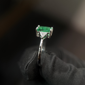 Bague de fiançailles Provence GRG pour homme, diamant taille émeraude 2,0 carats, sertissage clos, or blanc 14 carats, pierres latérales rondes, certifiée IGI - Product Image 3