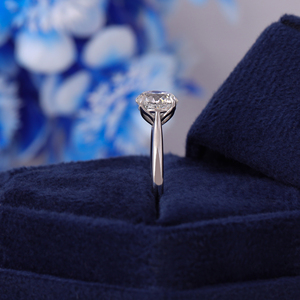 Anillo de compromiso solitario con diamante de laboratorio de corte portugués redondo de 2 quilates, certificado IGI, oro blanco de 14k, engaste tipo catedral. - Product Image 6