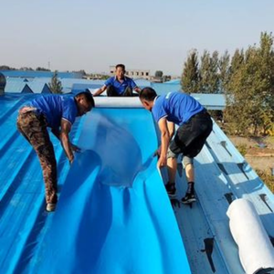 Techo de metal rojo de tamaño personalizado, resistente al agua, material PE de 3mm de espesor para exterior y almacén, no se necesita imprimación, rollo de azulejo de acero de color - Product Image 3