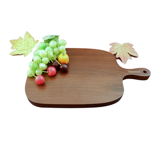 Planche à découper ronde en bois avec poignée, finition mate, design minimaliste, matériau en bois durable - Product Image 4