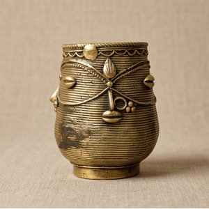 Vase en laiton texturé Dhokra, artisanat en laiton, récipient en métal artisanal avec finition rustique pour la présentation sur table - Product Image 1
