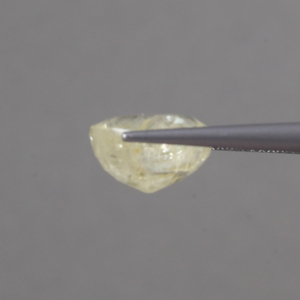 พลอยแซฟไฟร์สีเหลืองธรรมชาติแบบเม็ดเดี่ยว |   รูปไข่ขนาด 11x10 มม. น้ำหนัก 7.22 กะรัต |   เครื่องประดับที่ผ่านการเคลือบแว็กซ์/น้ำมันเปลี่ยนสีได้ ได้รับการรับรองจาก IGI - Product Image 2