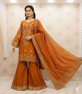 Impresionante conjunto de boda diseñado con precisión y elegancia que combina lo tradicional con una silueta moderna. - Product Image 6