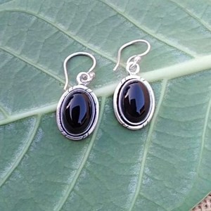 Boucles d'oreilles en onyx noir, argent sterling, faites à la main, ovales, bijoux en pierres précieuses, cadeau élégant pour femme, boucles d'oreilles tendance - Product Image 1