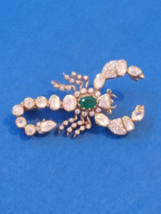 เข็มกลัดรูปแมลงชุบทองประดับคริสตัลไรน์สโตนทรงมรกตสีเขียวจาก Amaira Jewels ของขวัญสำหรับทุกเพศ ใช้เป็นเครื่องประดับแฟชั่น - Product Image 6