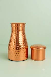 Carafe de chevet en cuivre avec couvercle – Élégant récipient écologique pour l'eau potable, idéal pour table de nuit, chambre, maison, hôtel, chambre d'hôtes, cadeaux - Product Image 1