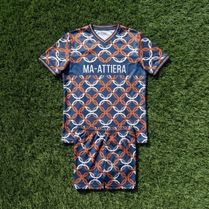 Ensemble d'uniformes de football personnalisés à motif géométrique bleu marine, orange et blanc, respirant, maillot de football à manches courtes et short - Product Image 6