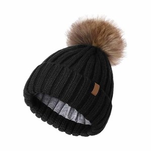 Gorros de invierno para niños, tejidos a mano en color personalizado con pompones de piel sintética para niños. - Product Image 1