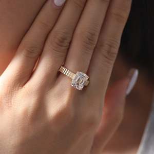 Anillo de Diamante Cultivado en Laboratorio con Certificación IGI, Corte Cojín de 3.5ct, Oro Amarillo de 14K, Banda Acanalada Elegante, Anillo de Compromiso Solitario - Product Image 1
