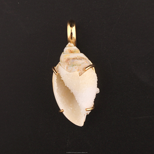 จี้เปลือกหอยแร่ดรูซี่ธรรมชาติพร้อมเครื่องประดับชายหาดที่ทำด้วยทองคำทำให้มีเสน่ห์สำหรับสร้อยคอ DIY - Product Image 1