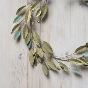Couronne d'olives rustique en laiton avec des accents de feuilles vertes patinées subtilles, parfaite pour la décoration murale élégante de maison méditerranéenne - Product Image 2