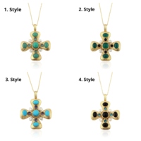 Nouveau collier tendance en métal texturé plaqué or avec pendentif croix de Jésus, orné de breloques en perles, turquoise bleue et zircon cubique violet.
