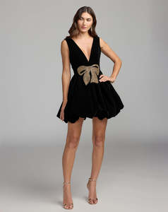 Vestido de Noche/Cóctel Negro de Satén con Cuello en V, Sin Mangas, Estilo Tubo, con Aplique de Lazo con Cuentas Doradas, Antiarrugas, Sujetador Incorporado, Largo hasta la Rodilla - Product Image 1
