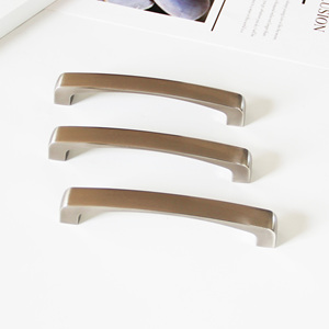 Tirador de arco minimalista de aleación de zinc con acabado de níquel satinado para muebles de cocina y baño, disponible para OEM - Product Image 2