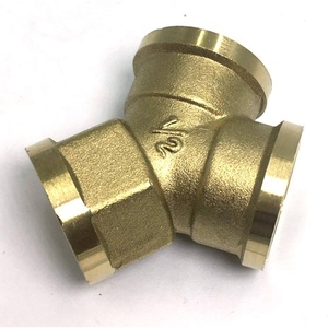 Raccord coudé en laiton à trois côtés pour des connexions sécurisées et sans fuites, reliant trois tuyaux à différents angles pour une utilisation polyvalente - Product Image 2