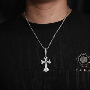 จี้กางเขนชุบเงินประดับเพชรเทียม เครื่องประดับฮิปฮอปสำหรับผู้ชาย ของขวัญเครื่องรางคริสเตียน สร้อยคอโลหะผสม - Product Image 1