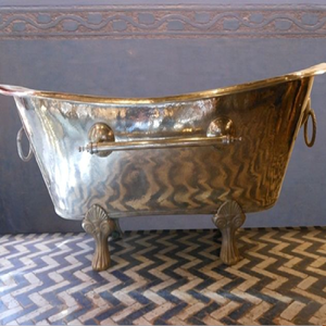 Bañera de cobre martillado con pies dorados ornamentados. Perfecto para un espacio elegante y con estilo. Disponible a precios de mayorista. - Product Image 4
