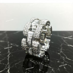 Anillo Moderno de Plata de Ley 925 con Banda Geométrica y Acentos de Moissanita Corte Baguette, Anillo de Moda Audaz para Hombre - Product Image 2