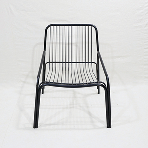 Chaise de jardin moderne en métal avec accoudoirs, pieds effilés, mobilier d'extérieur au design contemporain, durable et empilable, pour terrasse - Product Image 3