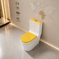 WC monobloc en céramique au design unique, couleur blanche, avec réservoir à ligne jaune clair, double chasse et abattant à fermeture douce, pour salle de bain de villa